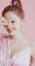 古力娜扎粉色V领红裙着身气质可爱写真