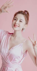 古力娜扎粉色V领红裙着身气质可爱写真