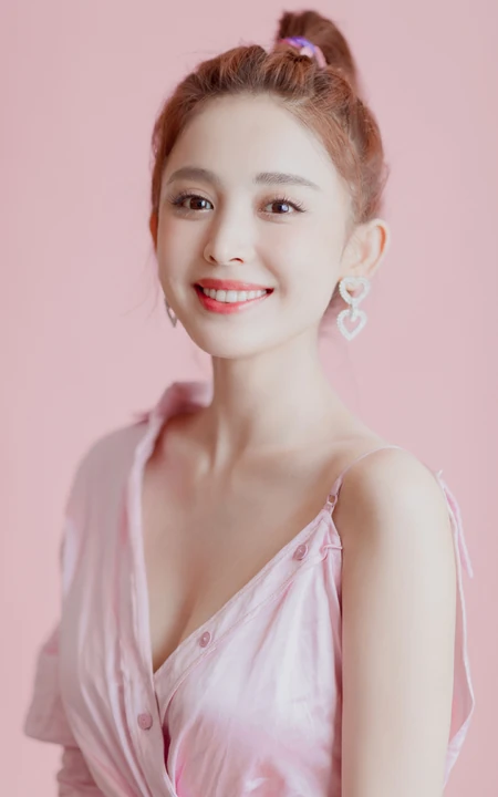 古力娜扎粉色V领红裙着身气质可爱写真