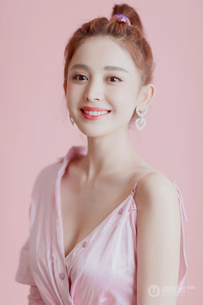古力娜扎粉色V领红裙着身气质可爱写真