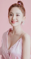 古力娜扎粉色V领红裙着身气质可爱写真
