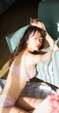 粉色的午后，阳光粉嫩少女晓琳粉色内衣居家写真手机壁纸图片