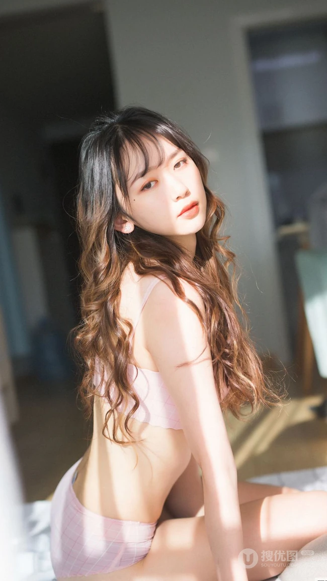 粉色的午后，阳光粉嫩少女晓琳粉色内衣居家写真手机壁纸图片