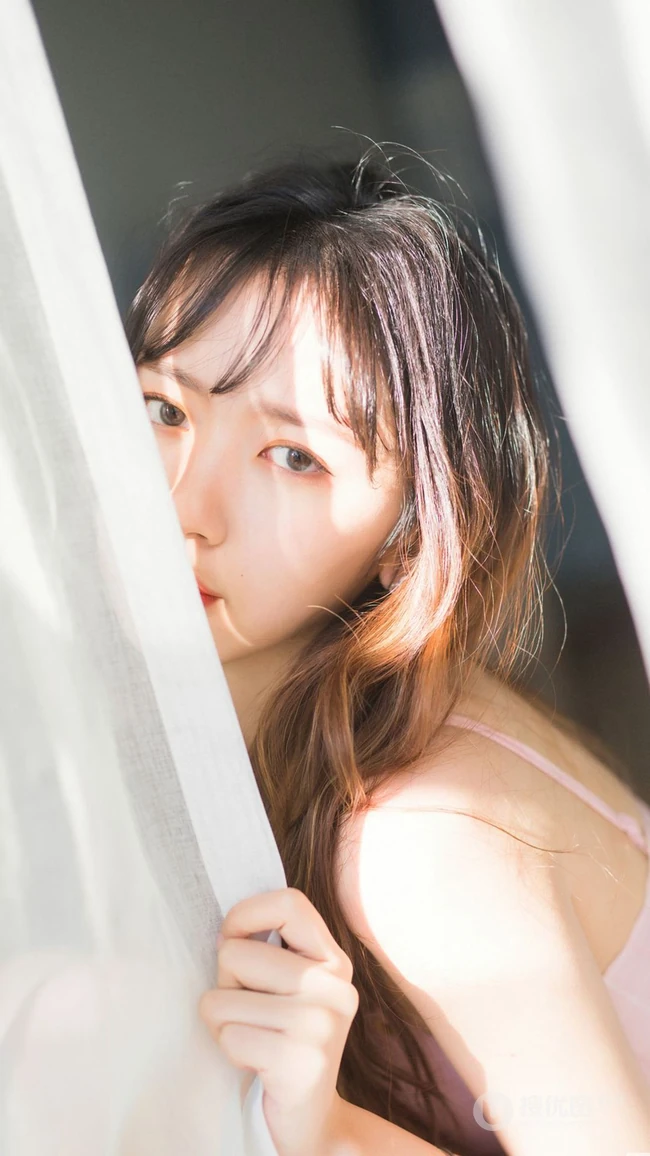 粉色的午后，阳光粉嫩少女晓琳粉色内衣居家写真手机壁纸图片