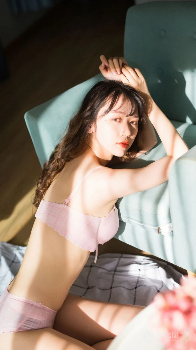 粉色的午后，阳光粉嫩少女晓琳粉色内衣居家写真手机壁纸图片