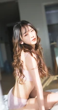粉色的午后，阳光粉嫩少女晓琳粉色内衣居家写真手机壁纸图片