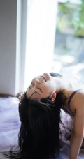 动漫博主少女镜酱可爱肩带白背心居家生活照写真图片