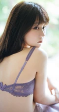 动漫博主少女镜酱可爱肩带白背心居家生活照写真图片