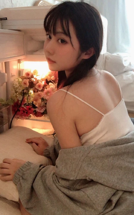 动漫博主少女镜酱可爱肩带白背心居家生活照写真图片