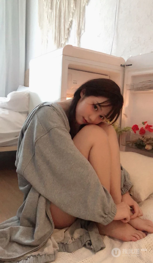 动漫博主少女镜酱可爱肩带白背心居家生活照写真图片