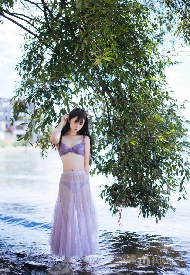 动漫博主少女镜酱可爱肩带白背心居家生活照写真图片