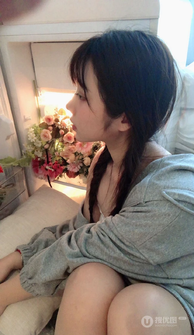 动漫博主少女镜酱可爱肩带白背心居家生活照写真图片