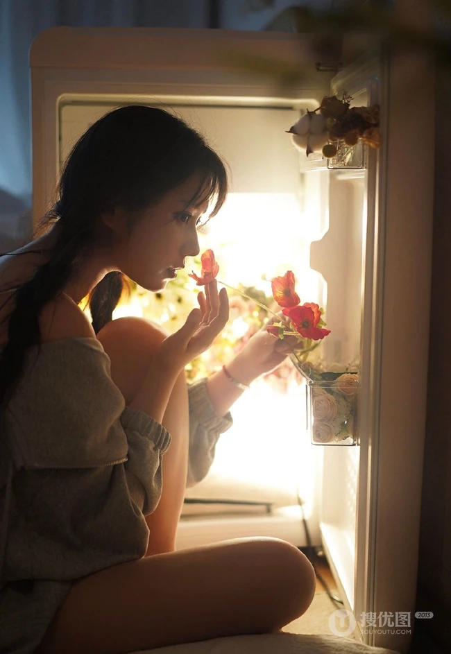 动漫博主少女镜酱可爱肩带白背心居家生活照写真图片