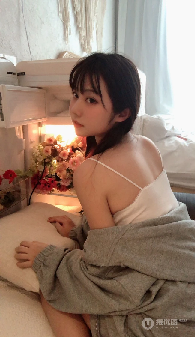 动漫博主少女镜酱可爱肩带白背心居家生活照写真图片