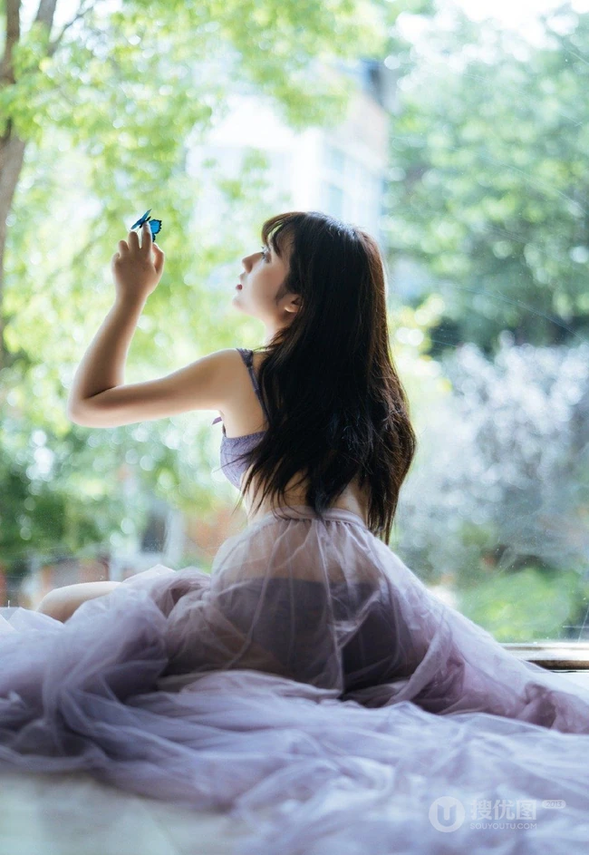 动漫博主少女镜酱可爱肩带白背心居家生活照写真图片