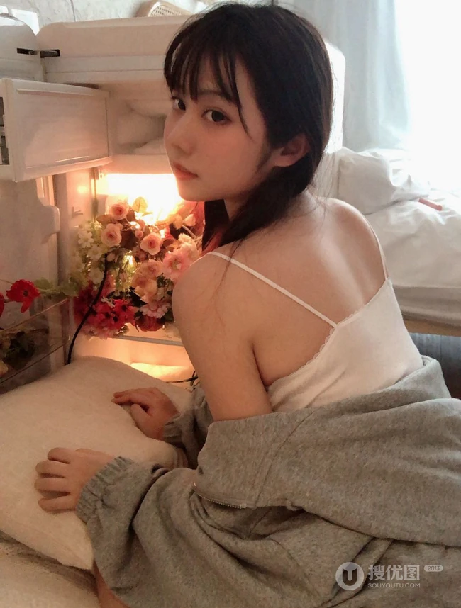 动漫博主少女镜酱可爱肩带白背心居家生活照写真图片