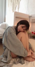 动漫博主少女镜酱可爱肩带白背心居家生活照写真图片
