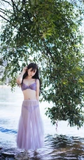 动漫博主少女镜酱可爱肩带白背心居家生活照写真图片