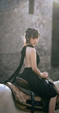 骑白马的少女，网红美少女露背装黑裙户外骑马时尚写真手机壁纸图片
