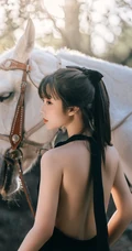 骑白马的少女，网红美少女露背装黑裙户外骑马时尚写真手机壁纸图片