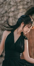 骑白马的少女，网红美少女露背装黑裙户外骑马时尚写真手机壁纸图片