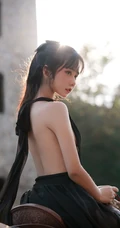 骑白马的少女，网红美少女露背装黑裙户外骑马时尚写真手机壁纸图片
