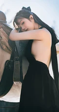 骑白马的少女，网红美少女露背装黑裙户外骑马时尚写真手机壁纸图片