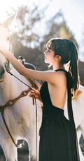 骑白马的少女，网红美少女露背装黑裙户外骑马时尚写真手机壁纸图片