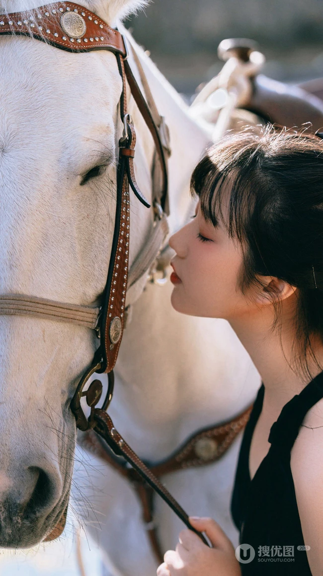 骑白马的少女，网红美少女露背装黑裙户外骑马时尚写真手机壁纸图片