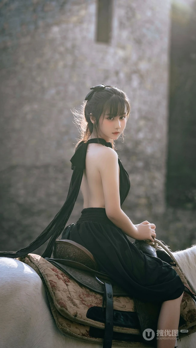 骑白马的少女，网红美少女露背装黑裙户外骑马时尚写真手机壁纸图片