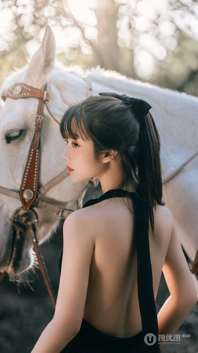 骑白马的少女，网红美少女露背装黑裙户外骑马时尚写真手机壁纸图片