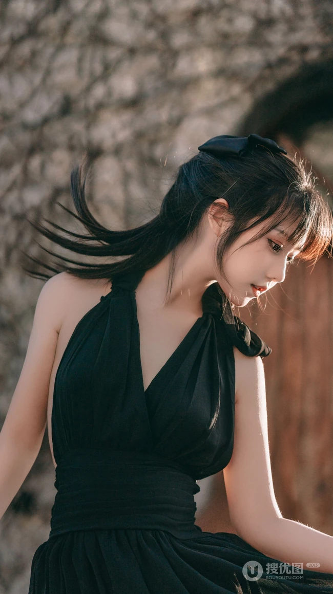 骑白马的少女，网红美少女露背装黑裙户外骑马时尚写真手机壁纸图片