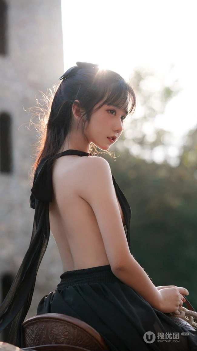 骑白马的少女，网红美少女露背装黑裙户外骑马时尚写真手机壁纸图片