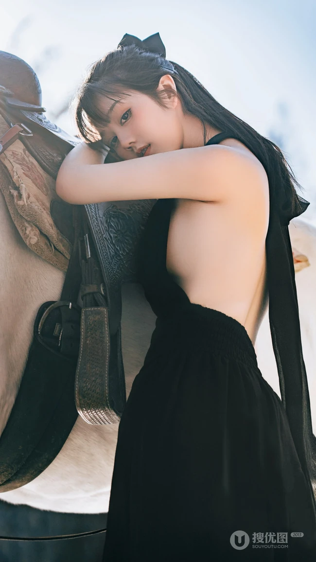 骑白马的少女，网红美少女露背装黑裙户外骑马时尚写真手机壁纸图片