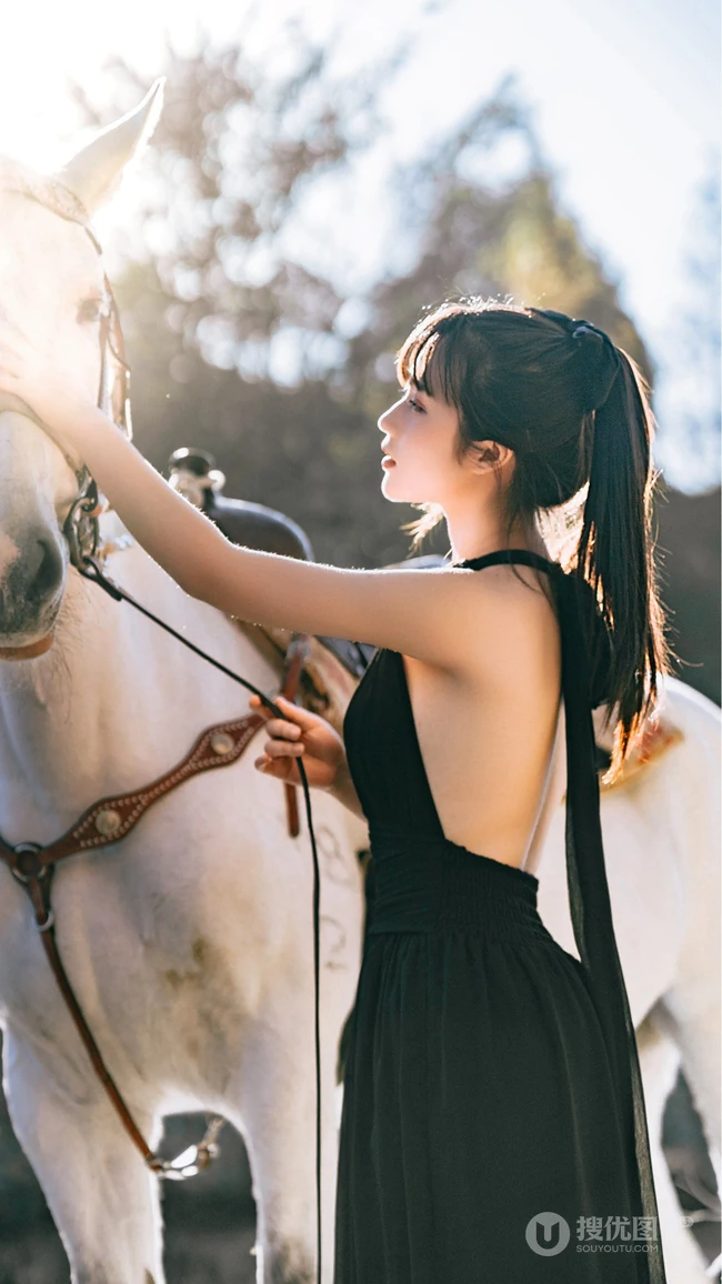 骑白马的少女，网红美少女露背装黑裙户外骑马时尚写真手机壁纸图片