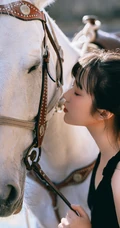 骑白马的少女，网红美少女露背装黑裙户外骑马时尚写真手机壁纸图片