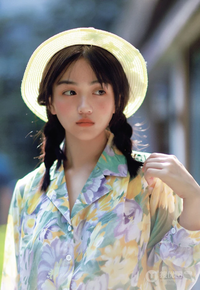 青涩，可爱 动人，浅粉肩带背心短裤十五六岁少女居家唯美写真套图