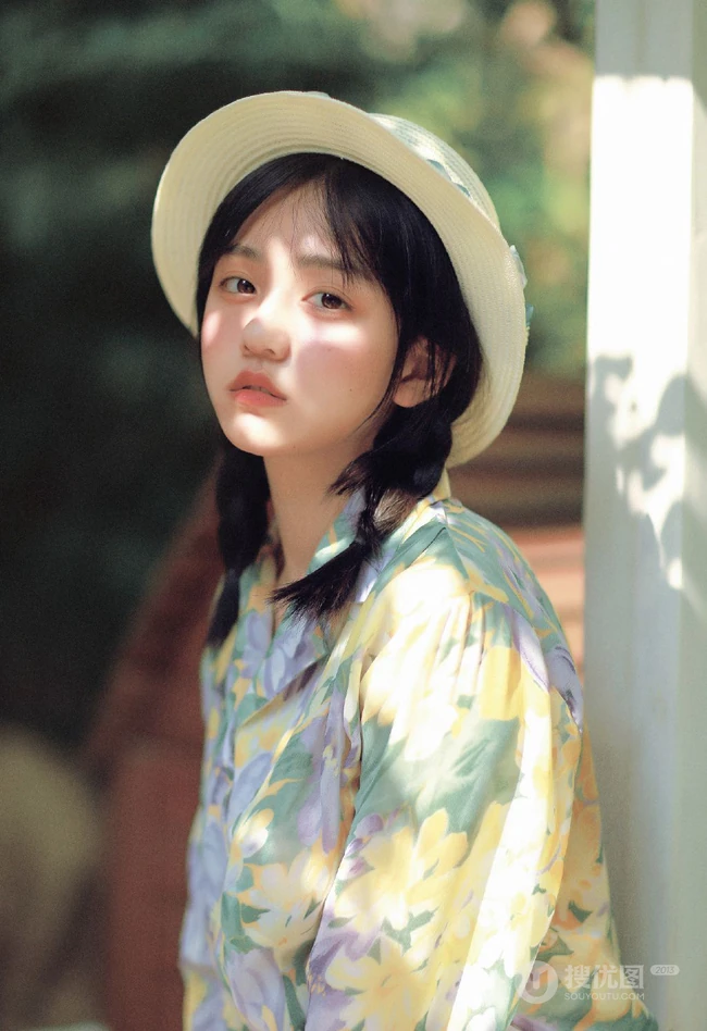 青涩，可爱 动人，浅粉肩带背心短裤十五六岁少女居家唯美写真套图