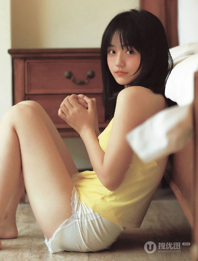 青涩，可爱 动人，浅粉肩带背心短裤十五六岁少女居家唯美写真套图