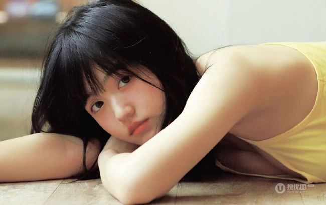青涩，可爱 动人，浅粉肩带背心短裤十五六岁少女居家唯美写真套图