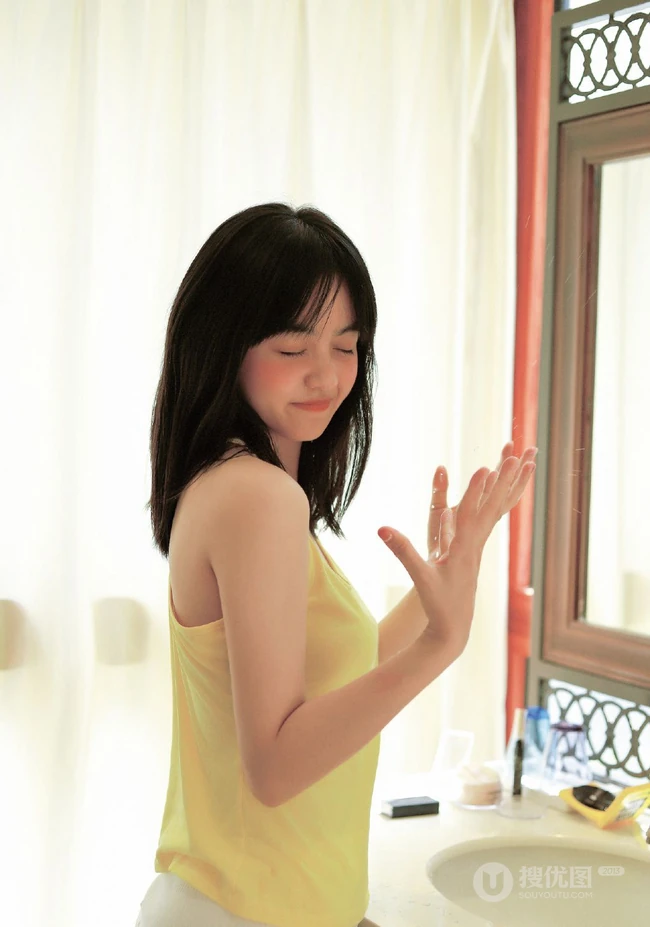 青涩，可爱 动人，浅粉肩带背心短裤十五六岁少女居家唯美写真套图