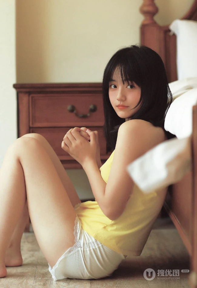 青涩，可爱 动人，浅粉肩带背心短裤十五六岁少女居家唯美写真套图