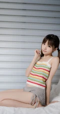 浅粉可爱女生少女小姐姐紧身条纹衫短裤穿着居家室内俏皮写真套图