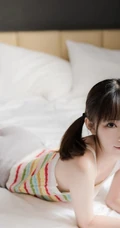 浅粉可爱女生少女小姐姐紧身条纹衫短裤穿着居家室内俏皮写真套图