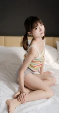 浅粉可爱女生少女小姐姐紧身条纹衫短裤穿着居家室内俏皮写真套图
