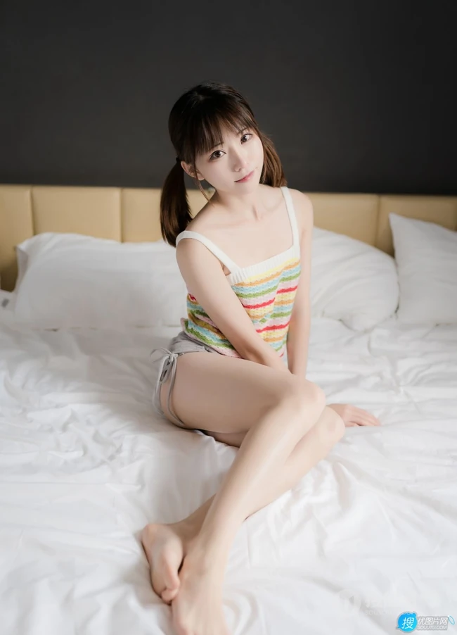 浅粉可爱女生少女小姐姐紧身条纹衫短裤穿着居家室内俏皮写真套图