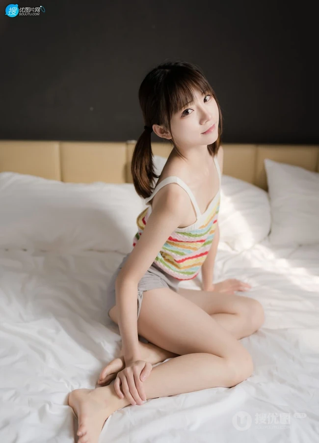 浅粉可爱女生少女小姐姐紧身条纹衫短裤穿着居家室内俏皮写真套图