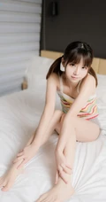 浅粉可爱女生少女小姐姐紧身条纹衫短裤穿着居家室内俏皮写真套图