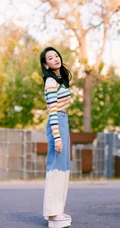 宋茜，张佳宁亲密无间户外美拍写真照