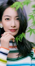 宋茜，张佳宁亲密无间户外美拍写真照